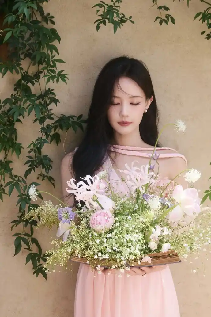 税务人员指导使用手机税税通